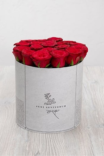 hediye çiçek kutuda çiçek makaronlu çiçek draje çikolata