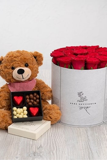 hediye çiçek kutuda çiçek makaronlu çiçek draje çikolata