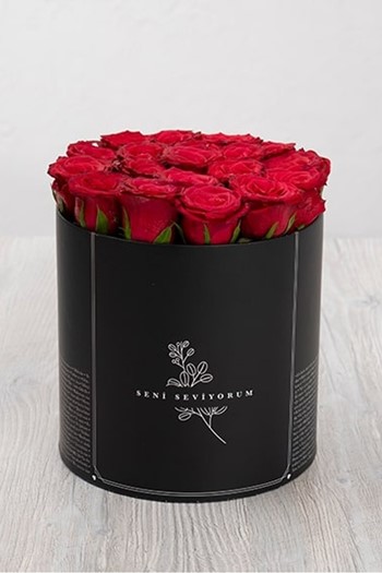 hediye çiçek kutuda çiçek makaronlu çiçek draje çikolata