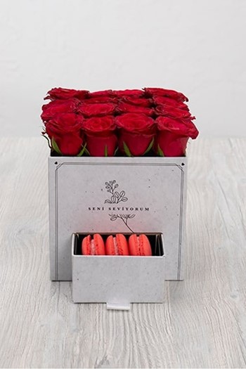 hediye çiçek kutuda çiçek makaronlu çiçek draje çikolata