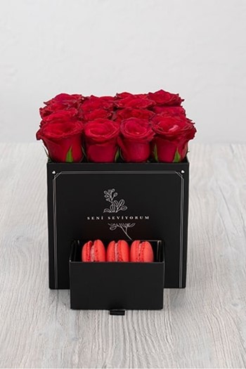 hediye çiçek kutuda çiçek makaronlu çiçek draje çikolata