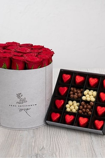 hediye çiçek kutuda çiçek makaronlu çiçek draje çikolata