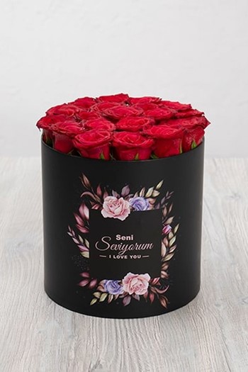 hediye çiçek kutuda çiçek makaronlu çiçek draje çikolata
