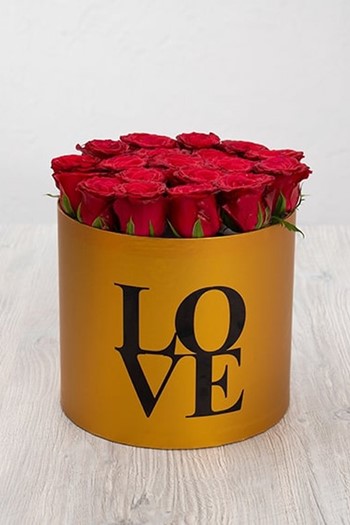 hediye çiçek kutuda çiçek makaronlu çiçek draje çikolata