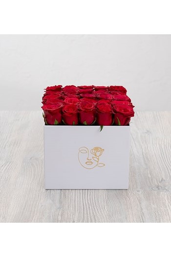 hediye çiçek kutuda çiçek makaronlu çiçek draje çikolata gül