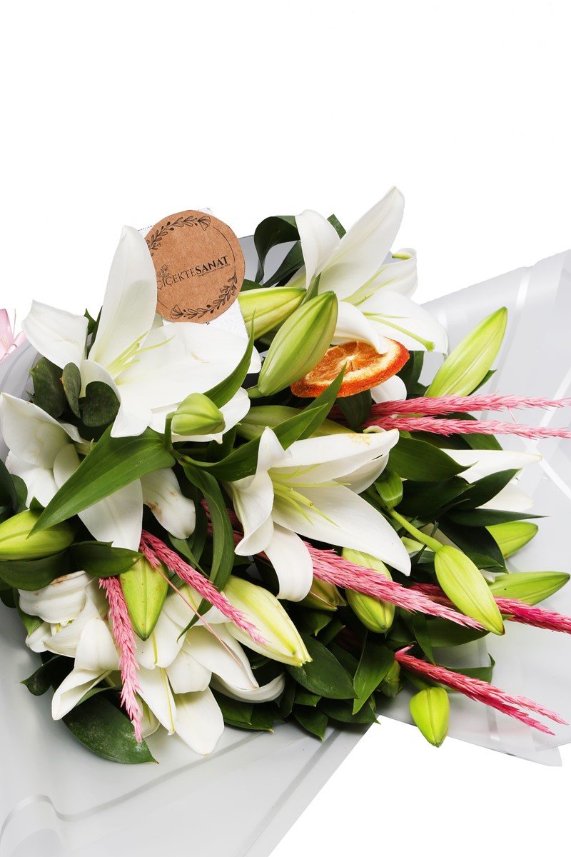 White Lilyum Çiçek Buketi