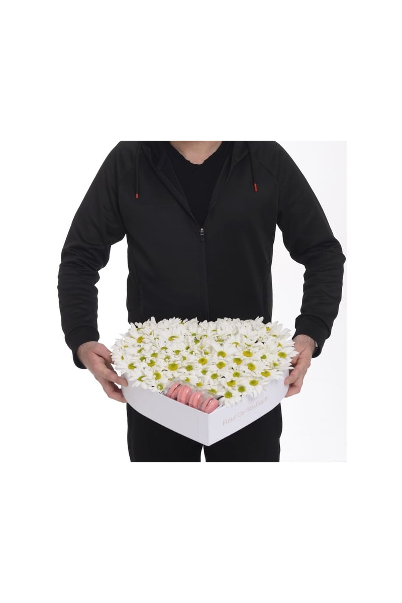 Beyaz Kalp Kutuda Beyaz Papatyalar Ve Makaronlar