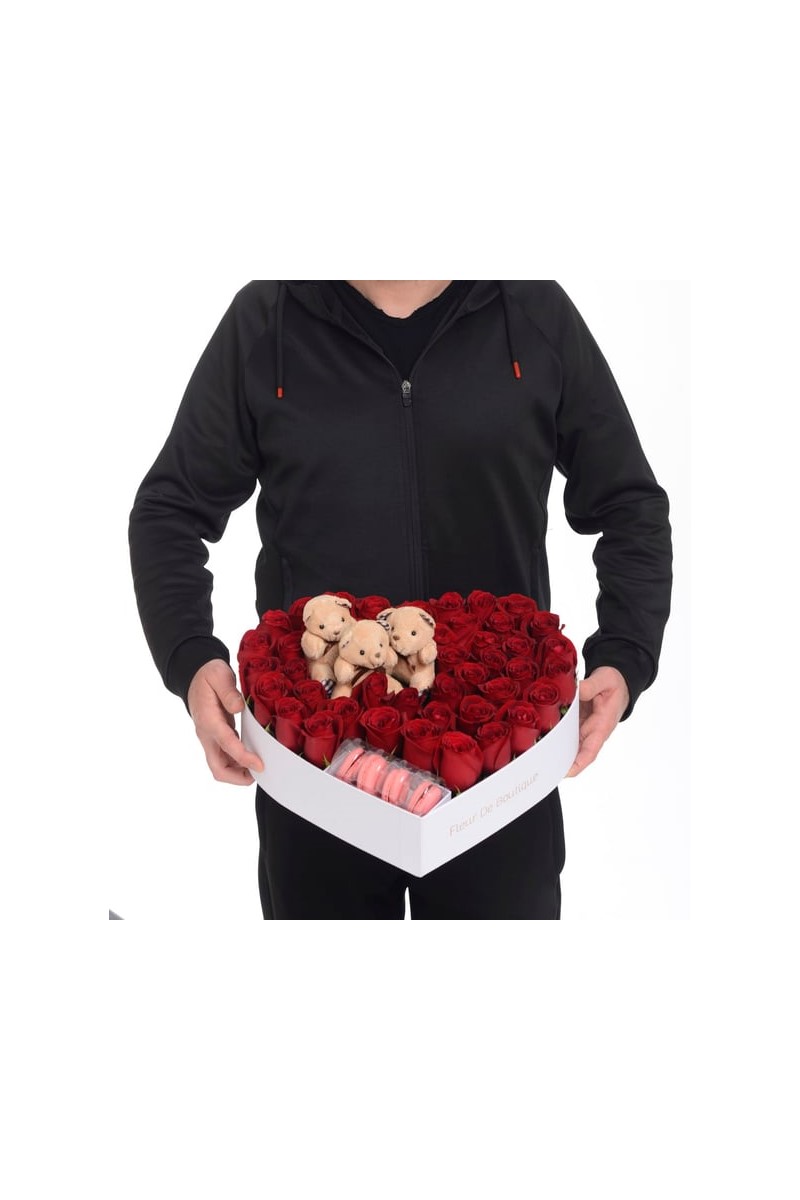 Beyaz Kalp Kutuda Kırmızı Güller Peluş Oyuncaklar Ve Makaronlar