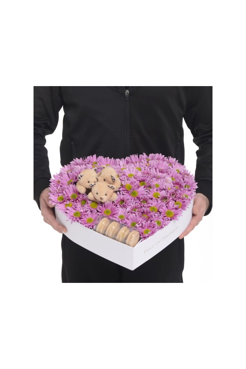 Beyaz Kalp Kutuda Pembe Papatyalar Peluş Ayıcıklar Ve Makaronlar