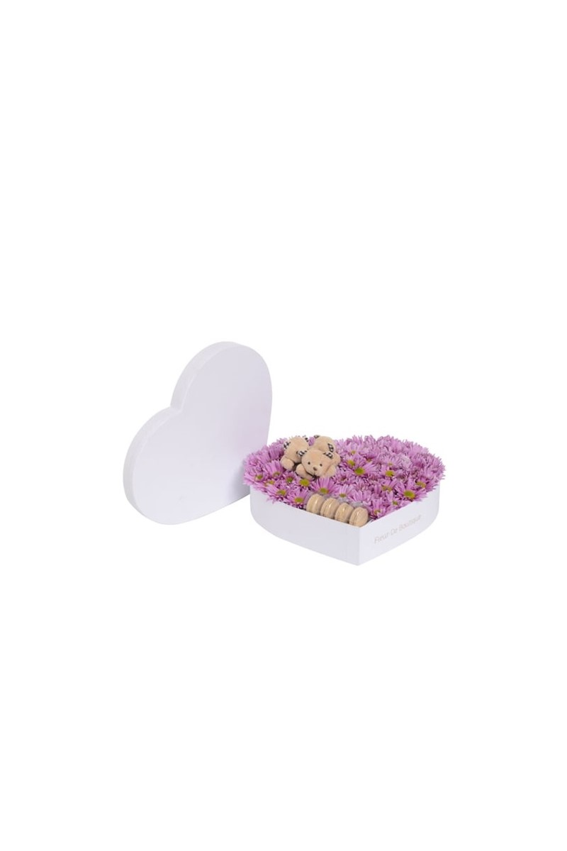 Beyaz Kalp Kutuda Pembe Papatyalar Peluş Ayıcıklar Ve Makaronlar