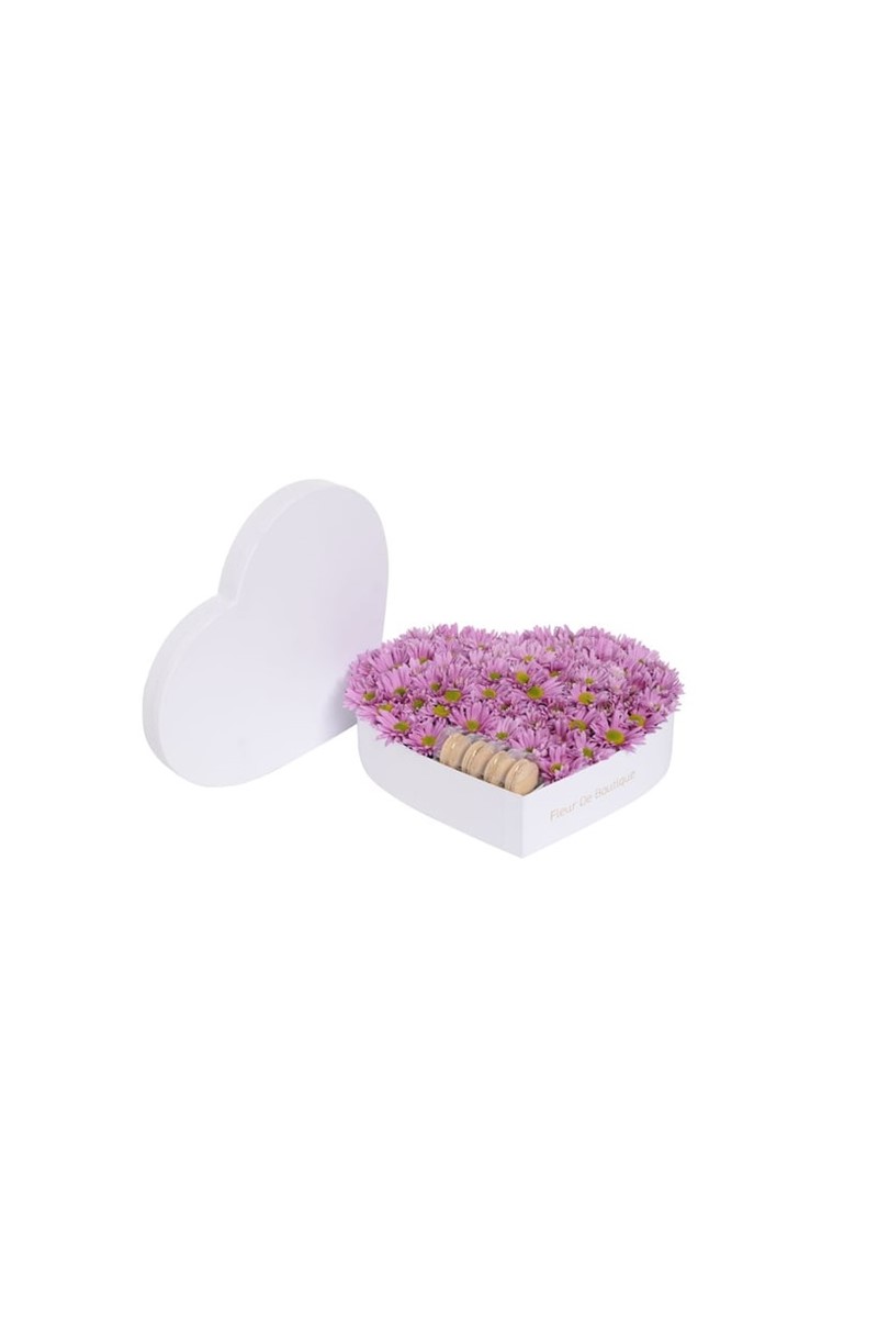 Beyaz Kalp Kutuda Pembe Papatyalar Ve Makaronlar
