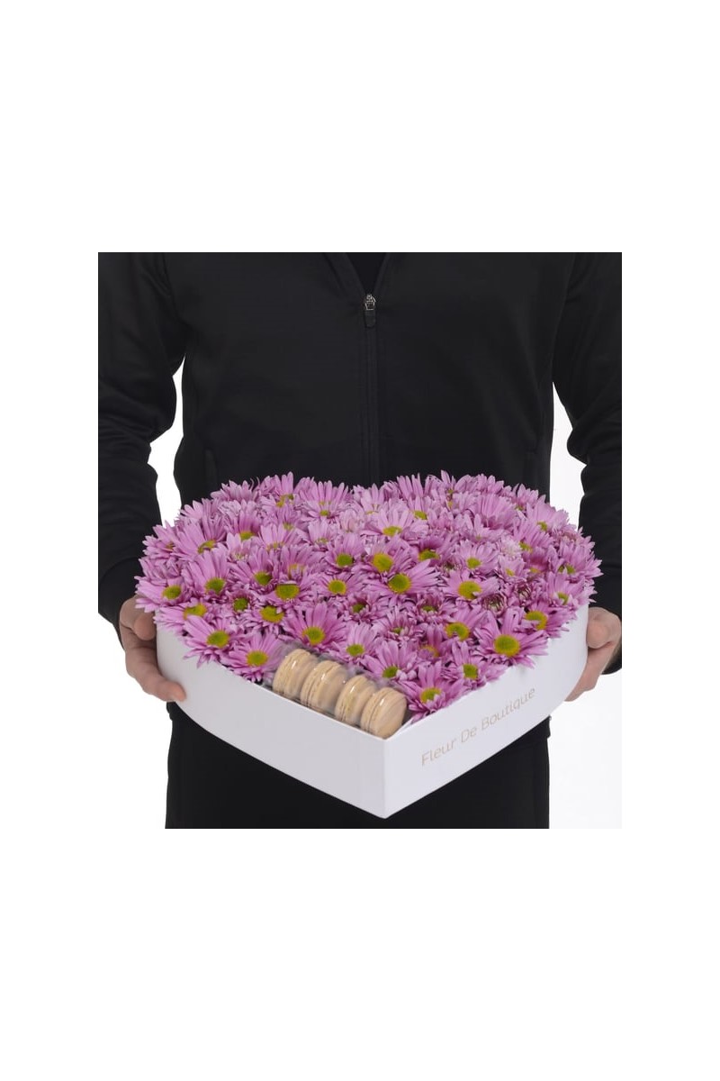Beyaz Kalp Kutuda Pembe Papatyalar Ve Makaronlar