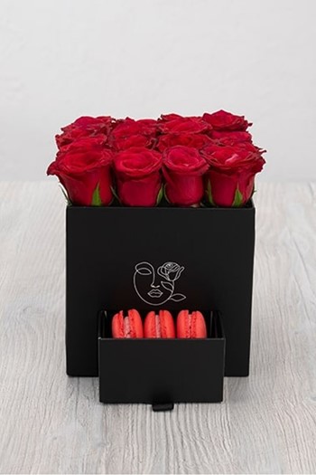 hediye çiçek kutuda çiçek makaronlu çiçek draje çikolata 