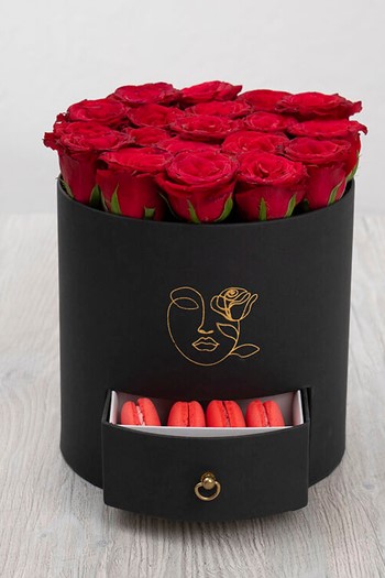 hediye çiçek kutuda çiçek makaronlu çiçek draje çikolata