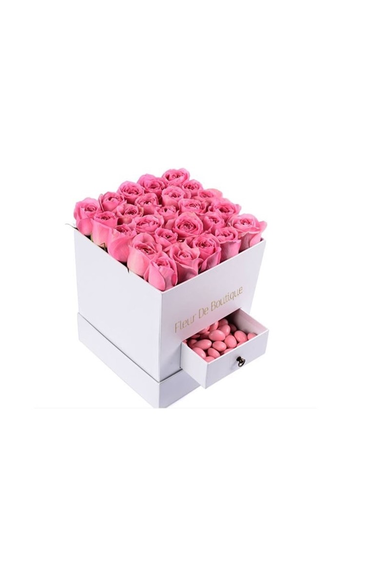 Beyaz Kare Kutuda Pembe Güller Ve Badem Şekeri
