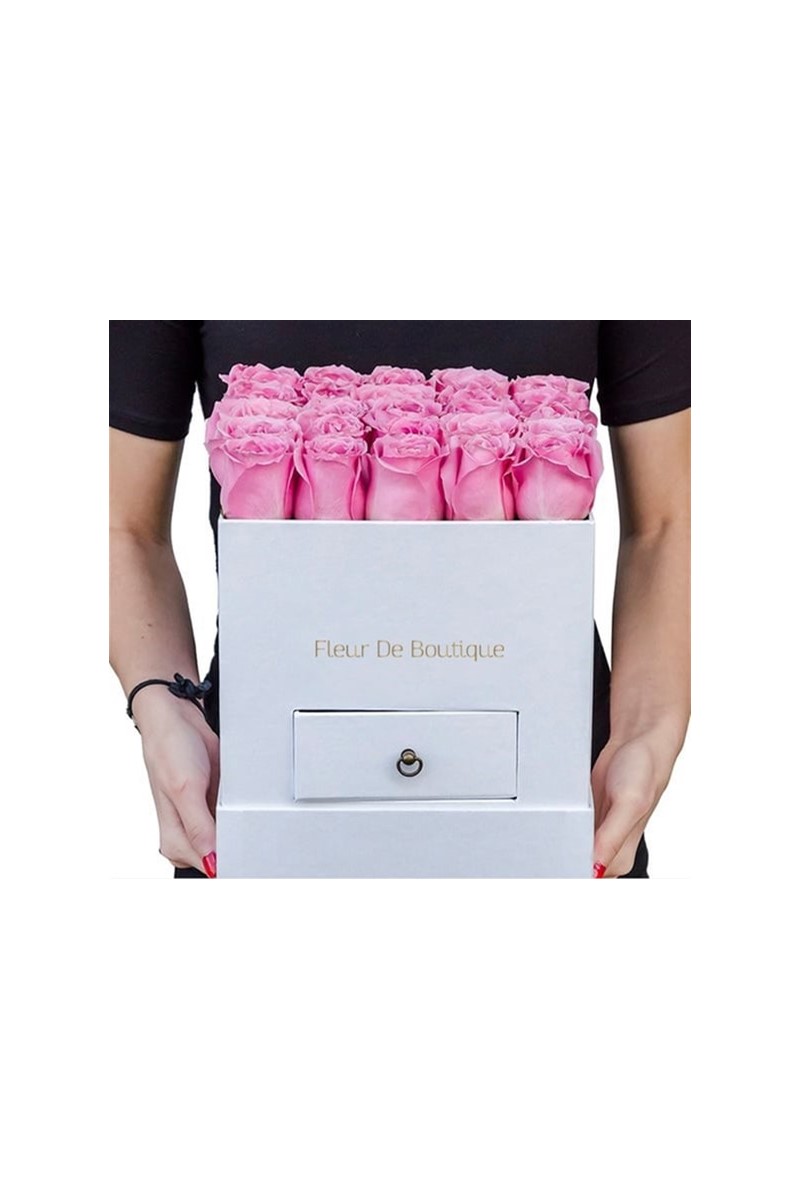 Beyaz Kare Kutuda Pembe Güller Ve Makaron