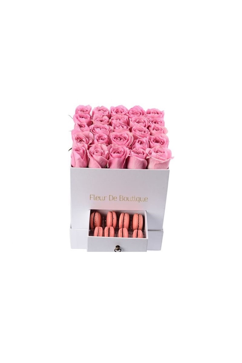 Beyaz Kare Kutuda Pembe Güller Ve Makaron