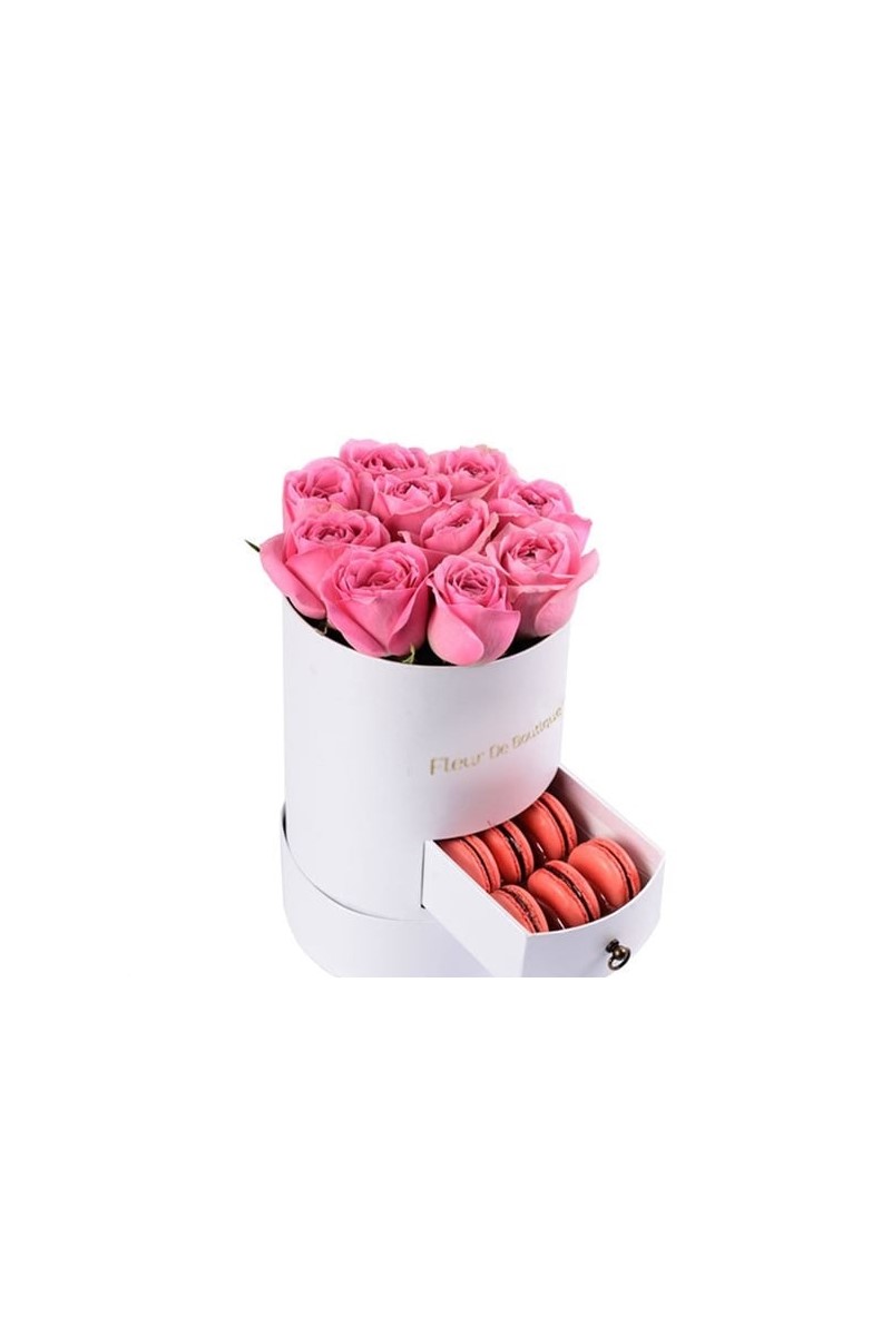 Beyaz Silindir Kutuda Pembe Güller Ve Makaron