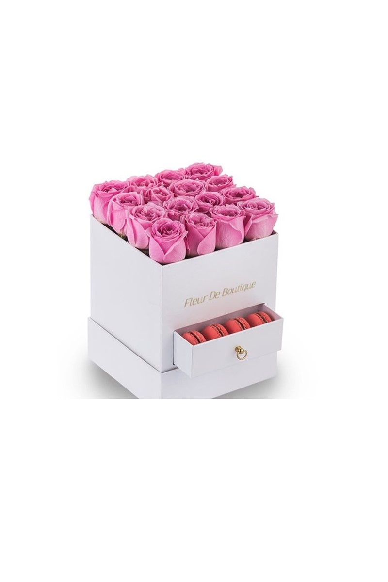 Kare Beyaz Kutuda Pembe Güller Ve Makaron