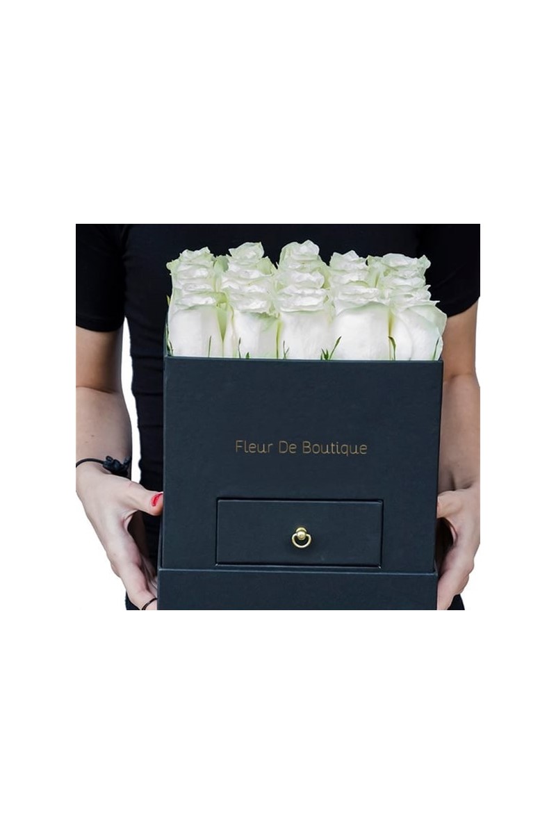 Siyah Kare Kutuda Beyaz Güller Ve Makaron