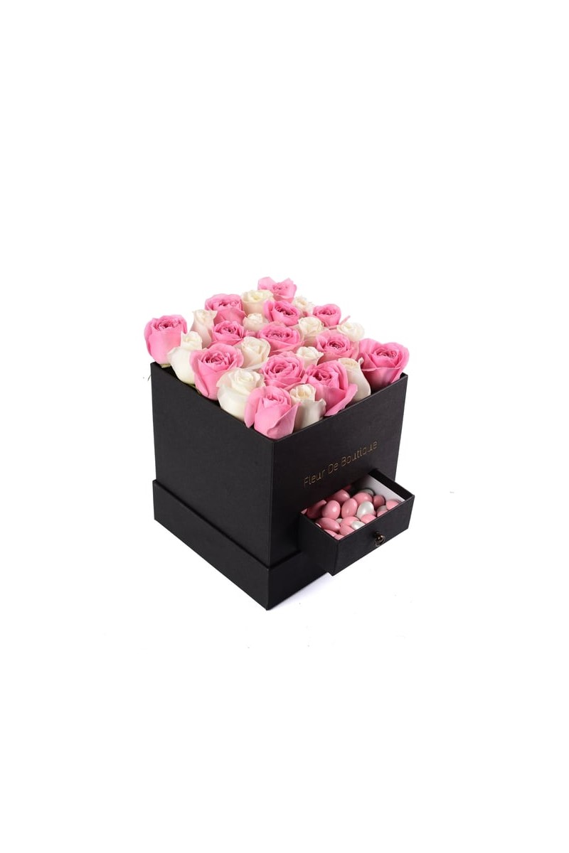 Siyah Kare Kutuda Pembe Beyaz Güller Ve Badem Şekeri