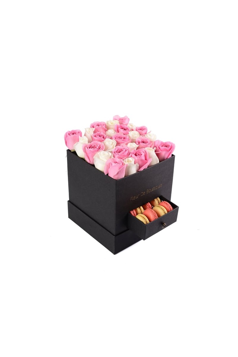 Siyah Kare Kutuda Pembe Beyaz Güller Ve Makaron