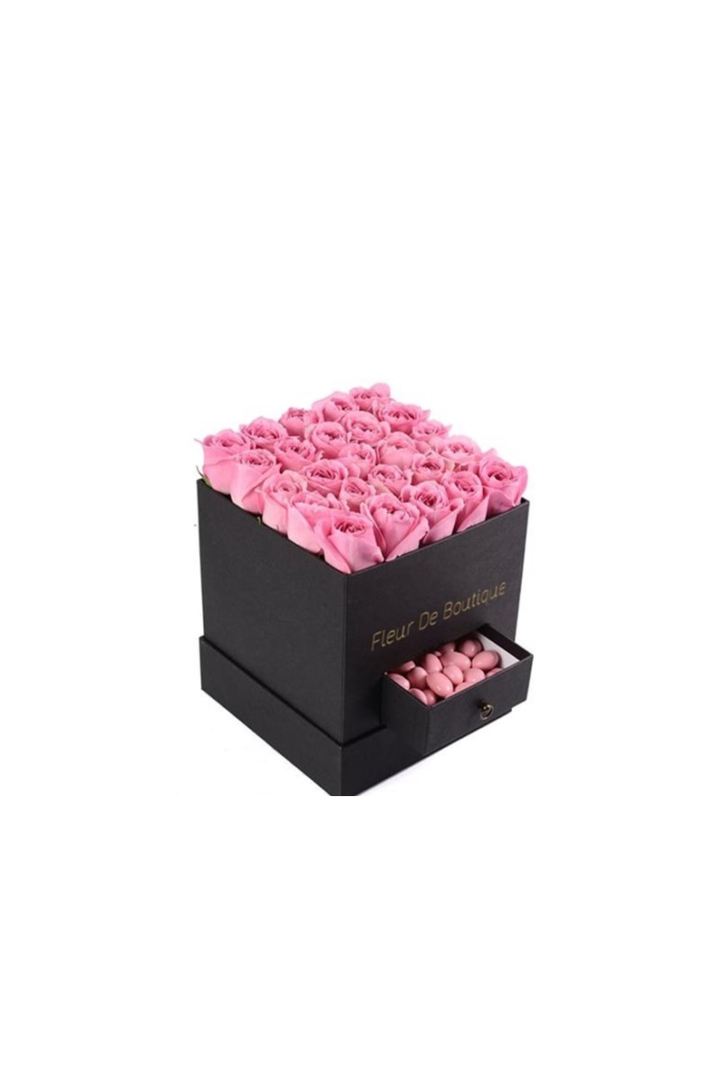 Siyah Kare Kutuda Pembe Güller Ve Badem Şekeri