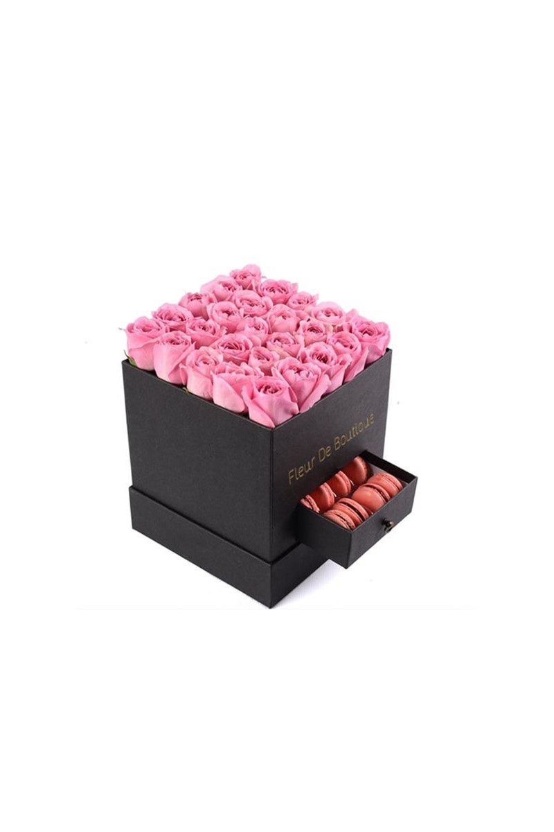 Siyah Kare Kutuda Pembe Güller Ve Makaron