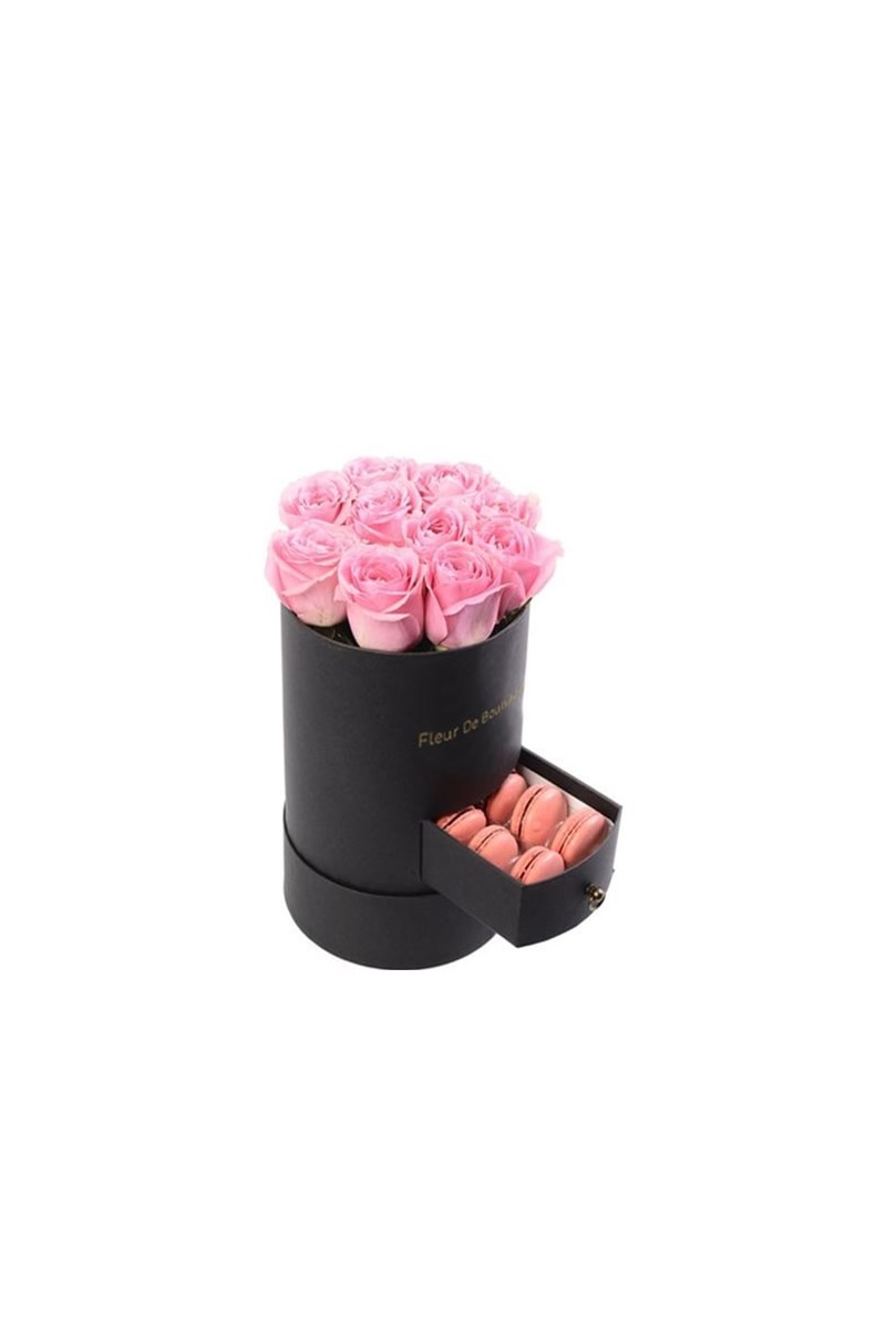 Siyah Silindir Kutuda Pembe Güller Ve Makaron