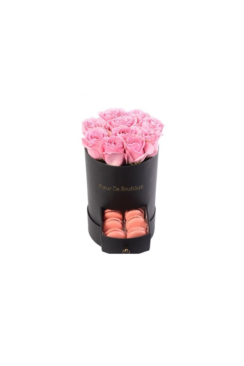 Siyah Silindir Kutuda Pembe Güller Ve Makaron