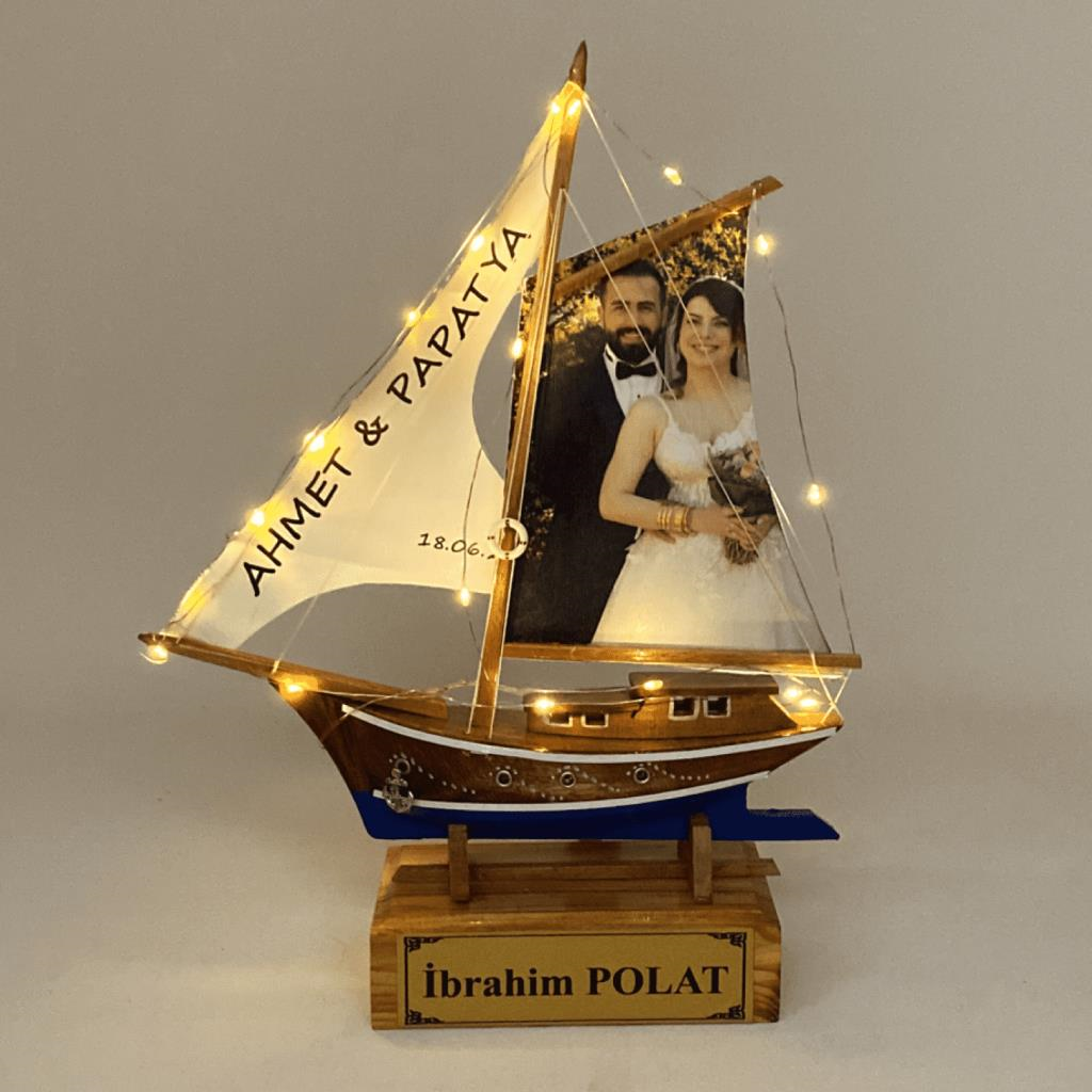 Kişiye Özel Fotoğraflı ve İsimli Ahşap Gemi Maketi, El Yapımı Led Işıklı (30cm x 39cm)