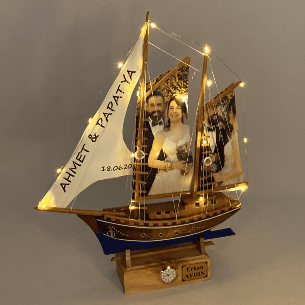 Kişiye Özel İsimli ve Fotoğraflı Ahşap Gemi Maketi - Saatli, El Yapımı Led Işıklı