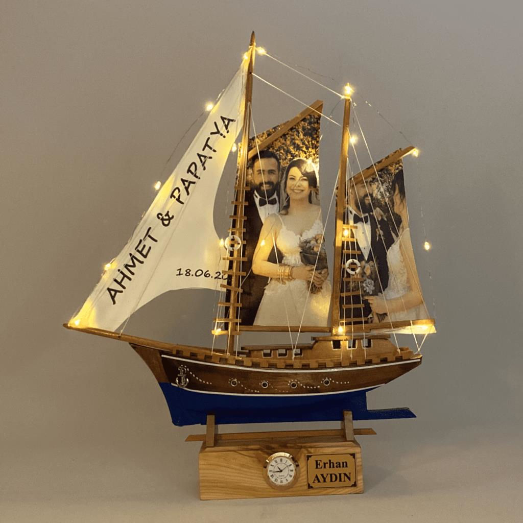 Kişiye Özel İsimli ve Fotoğraflı Ahşap Gemi Maketi - Saatli, El Yapımı Led Işıklı