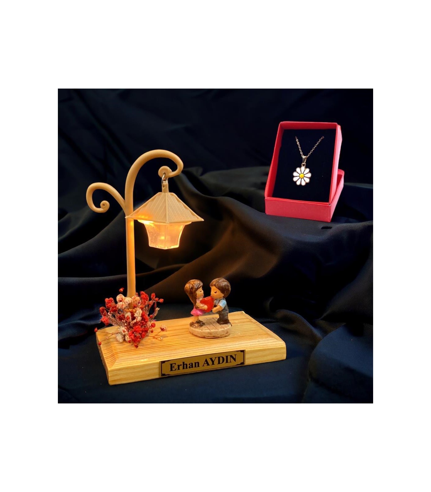 Kişiye Özel Kalp Tutan Çift Masa Lambası, Papatya Kolye Hediye Seti