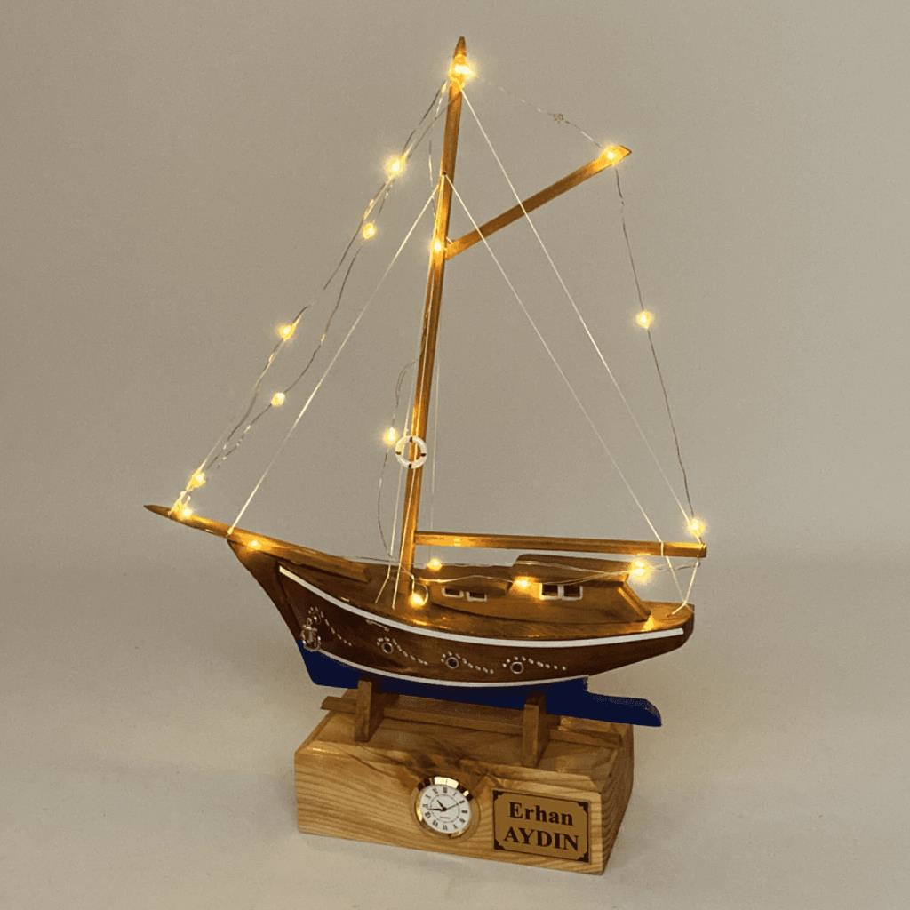 Kişiye Özel Saatli, İsimli Ahşap Gemi Maketi - El Yapımı Led Işıklı (30cm x 39cm)