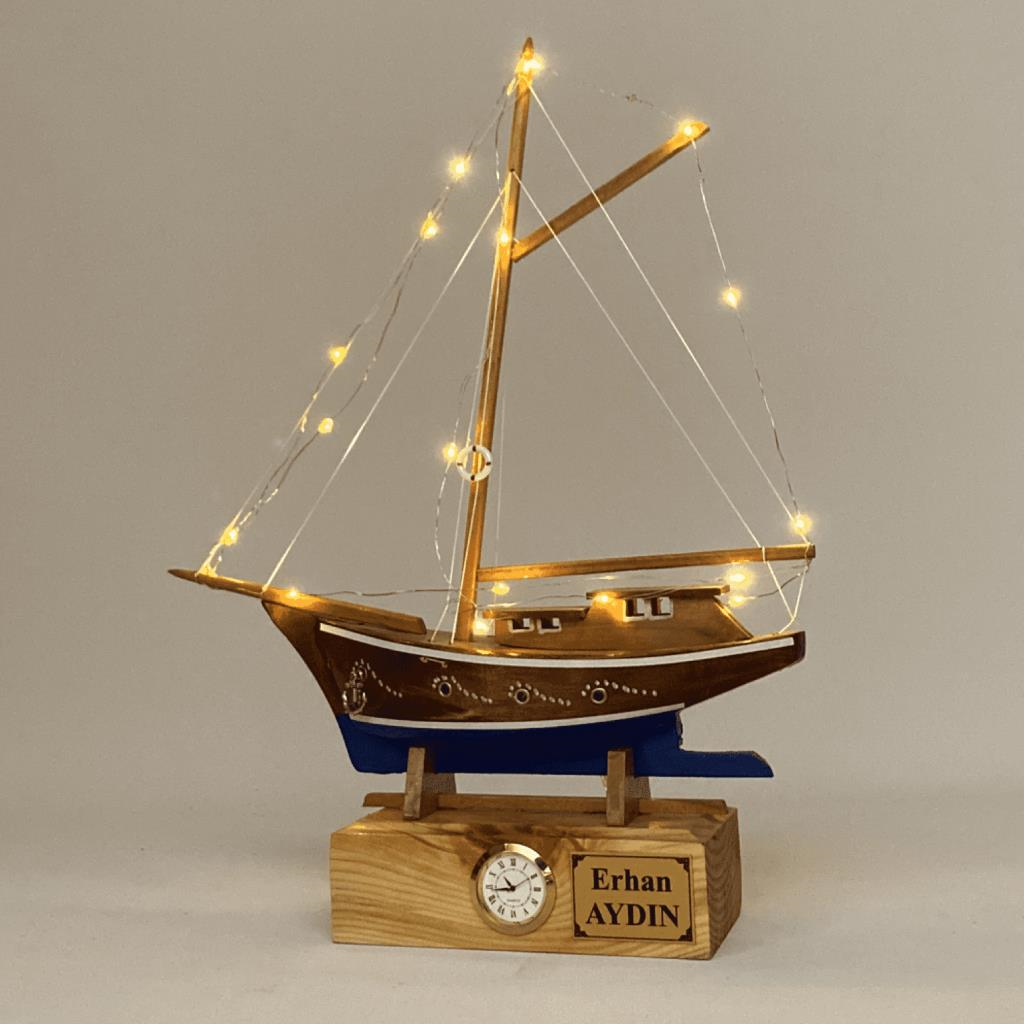 Kişiye Özel Saatli, İsimli Ahşap Gemi Maketi - El Yapımı Led Işıklı (30cm x 39cm)