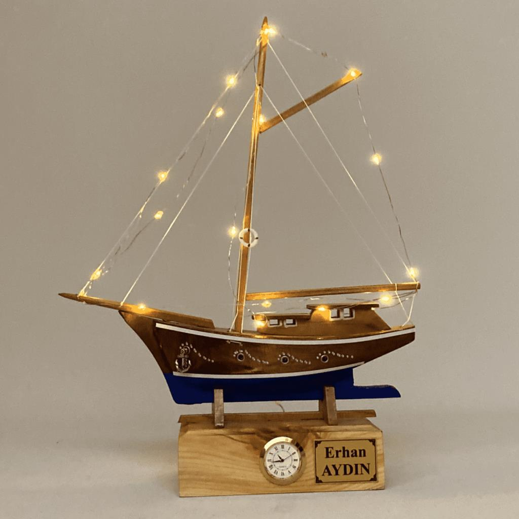 Kişiye Özel Saatli, İsimli Ahşap Gemi Maketi - El Yapımı Led Işıklı (30cm x 39cm)