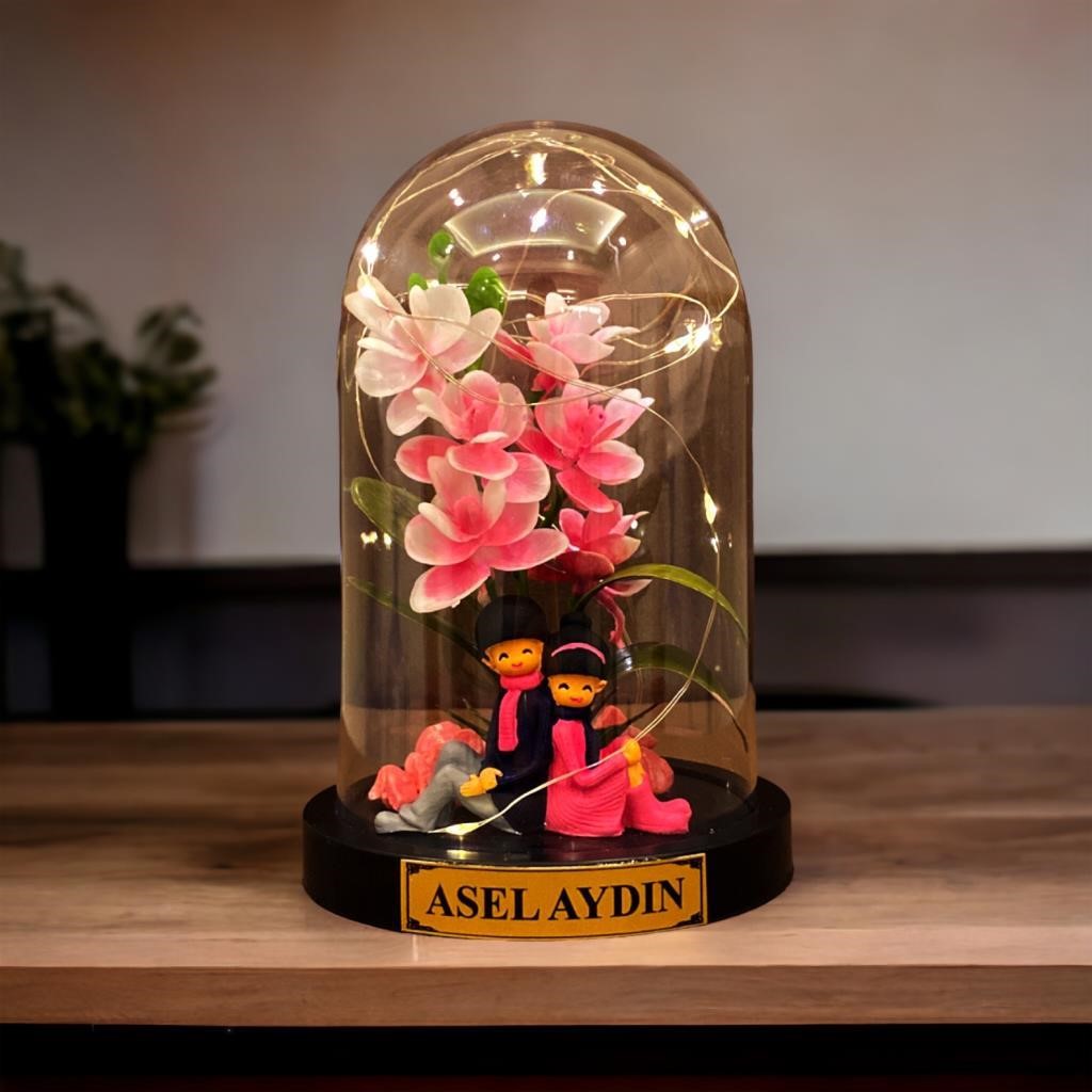 Kişiye Özel Sırt Sırta Sevgililer Işıklı Fanus - Zambak Çiçekli ve Çikolata Keseli