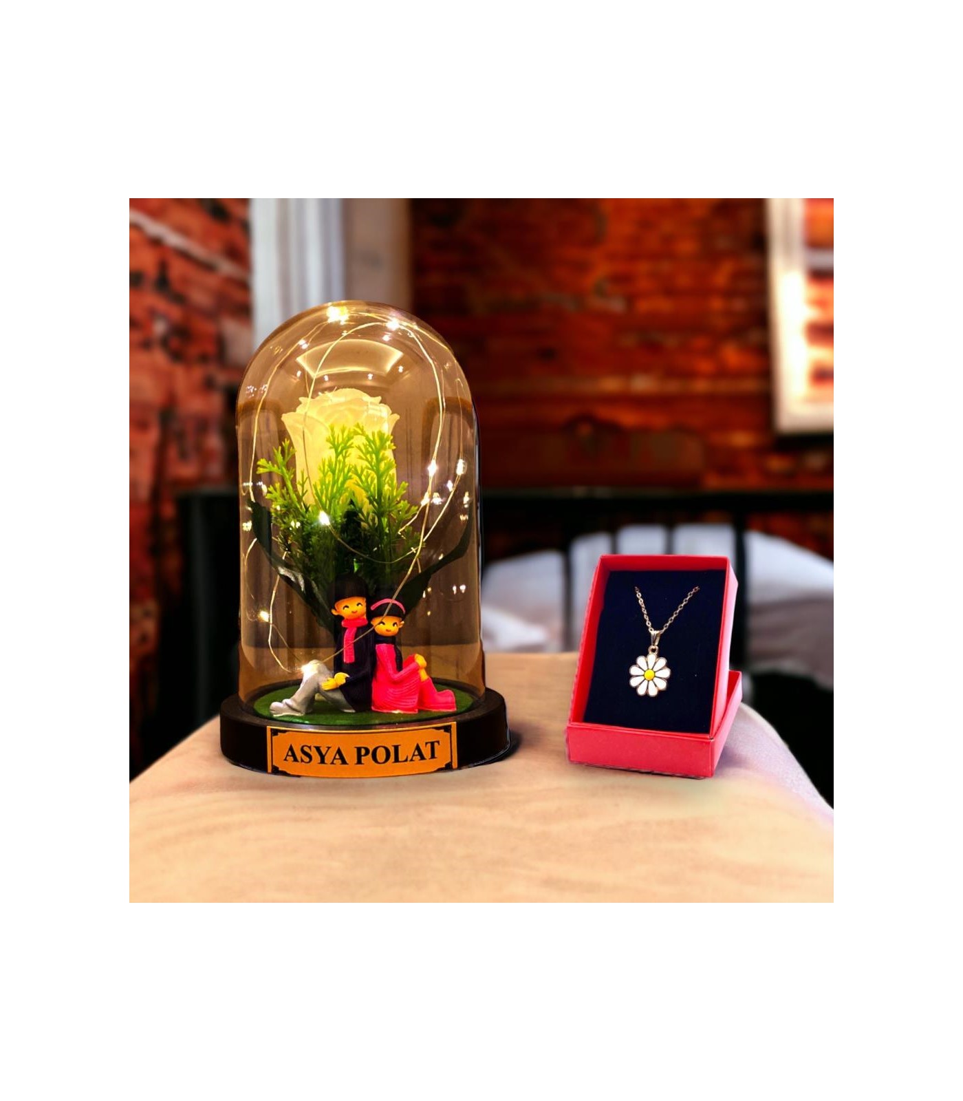 Kişiye Özel Sırt Sırta Sevgililer Temalı ve Beyaz Güllü Fanus - Işıklı ve Papatya Kolyeli