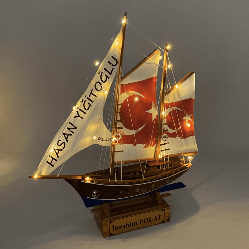Kişiye Özel Tasarlanmış İsimli Ahşap Gemi Maketi, Türk Bayraklı, El Yapımı Led Işıklı