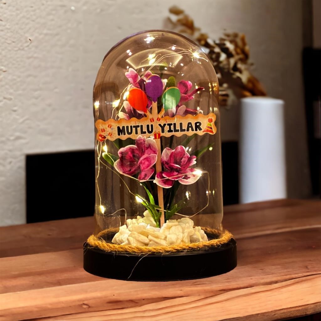 Mutlu Yıllar Temalı Led Işıklı Fanus - Zambak Çiçekli ve Çikolata Keseli