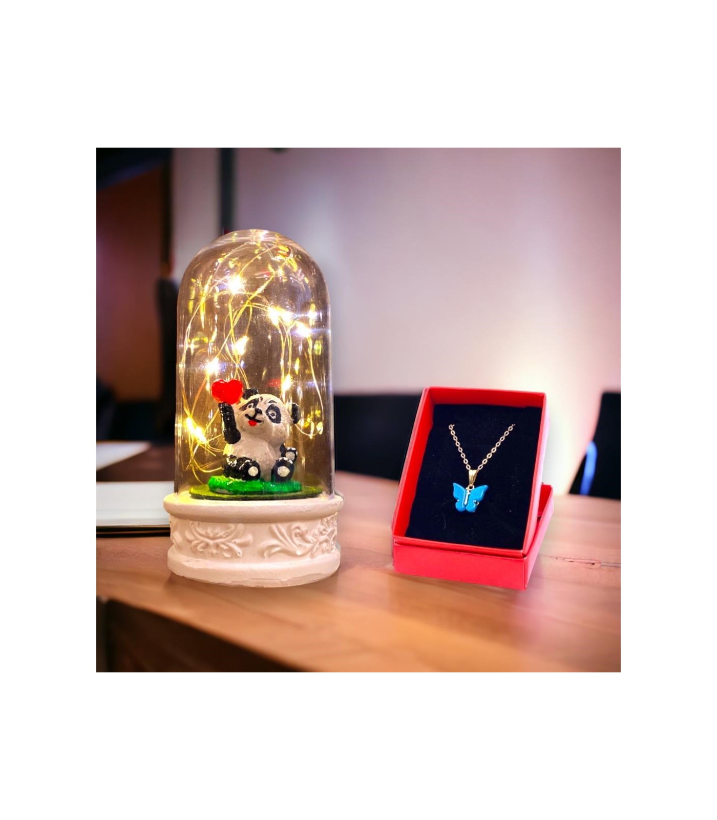 Sevimli Panda Temalı Led Işıklı Fanus ve Kelebek Kolye Aranjmanı