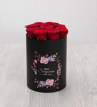 hediye çiçek kutuda çiçek makaronlu çiçek draje çikolata