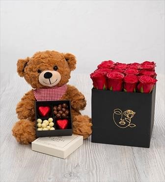 hediye çiçek kutuda çiçek makaronlu çiçek draje çikolata