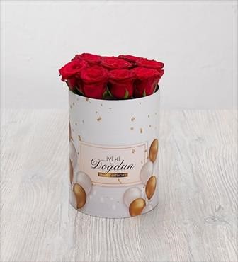 hediye çiçek kutuda çiçek makaronlu çiçek draje çikolata