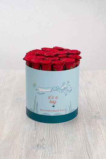 hediye çiçek kutuda çiçek makaronlu çiçek draje çikolata