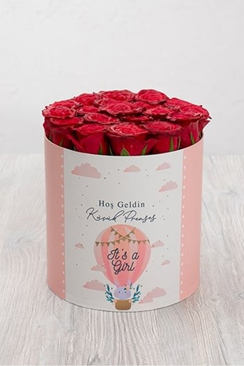 hediye çiçek kutuda çiçek makaronlu çiçek draje çikolata