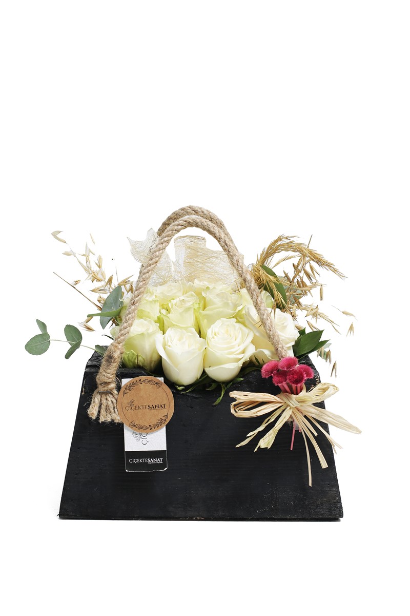 Black Basket & Whıte Roses