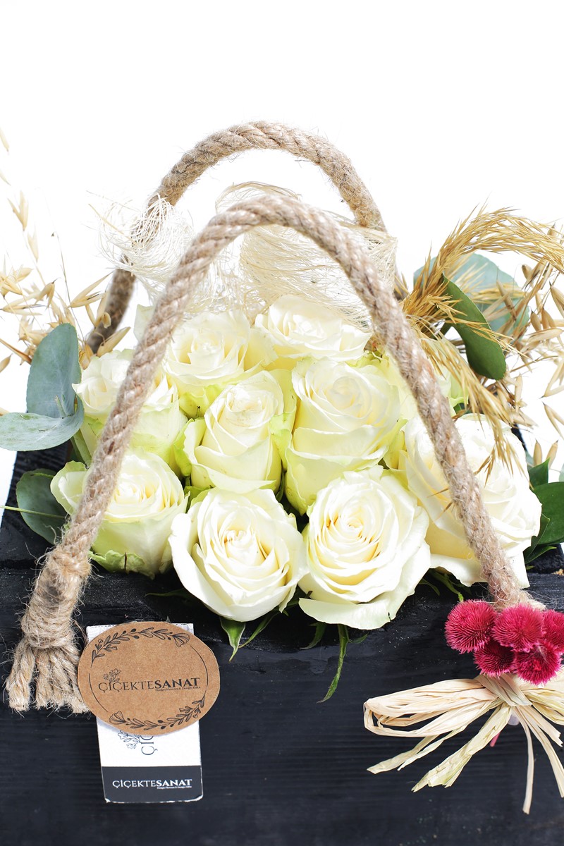 Black Basket & Whıte Roses