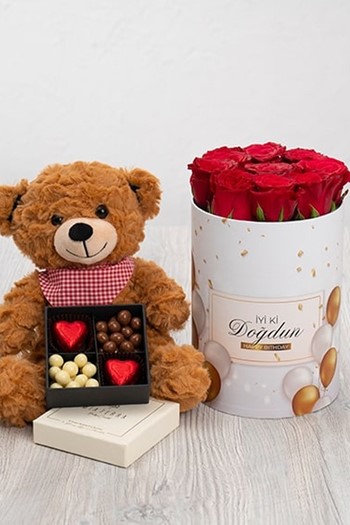 hediye çiçek kutuda çiçek makaronlu çiçek draje çikolata